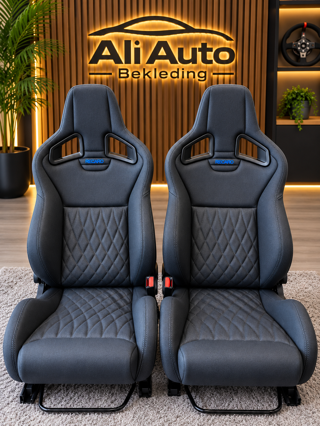 Twee Recaro racestoelen bekleed door Ali Auto Bekleding Zwolle, met het bedrijfslogo op de achtergrond