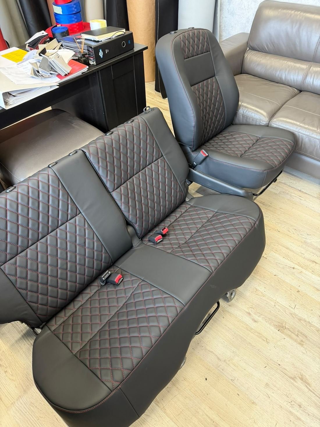 Stoelen herstoffeerd met ruitstiksel