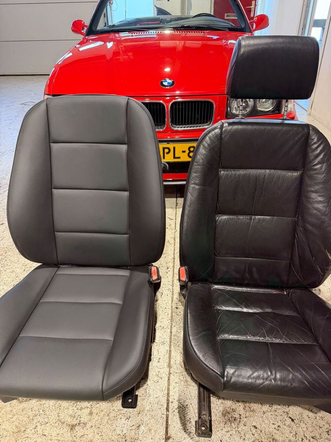 Autostoelen voor (rechts) en na (links) herstoffering naast elkaar